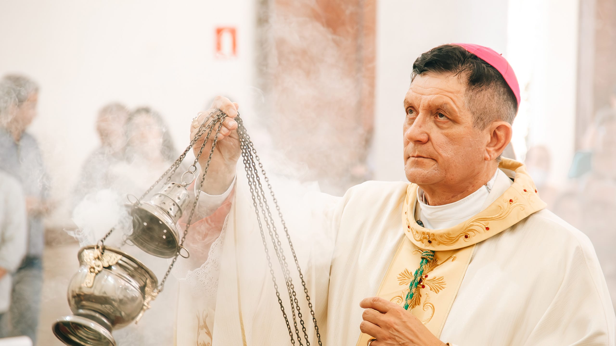 Celebração litúrgica com incenso na Catedral